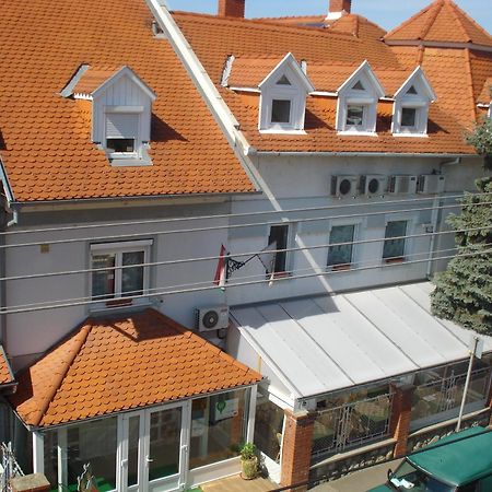 Szent Gyoergy Fogado Hotel เปตช์ ภายนอก รูปภาพ