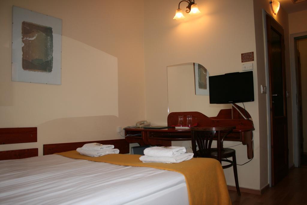 Szent Gyoergy Fogado Hotel เปตช์ ภายนอก รูปภาพ